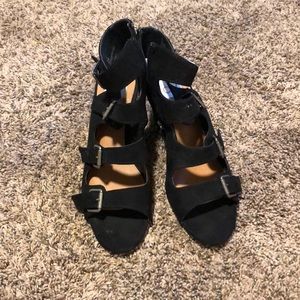 black strapped wedges